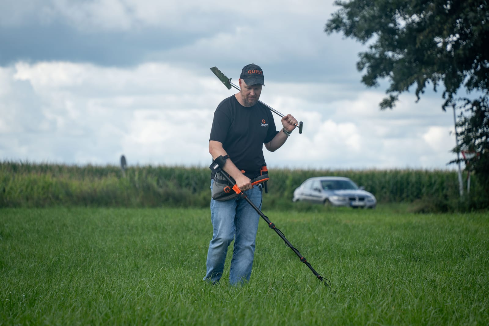 Offene Grasfläche als Einsatzbeispiel für V80 Abdeckung